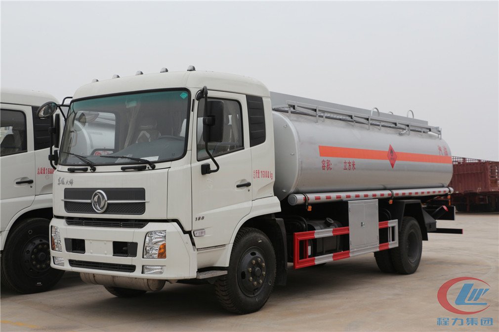 程力集團(tuán)東風(fēng)天錦(15方)運油車側(cè)面圖