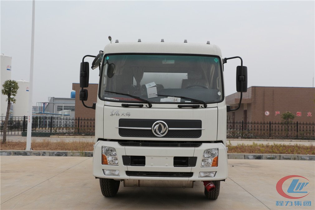 程力集團(tuán)東風(fēng)天錦(15方)運油車正面圖