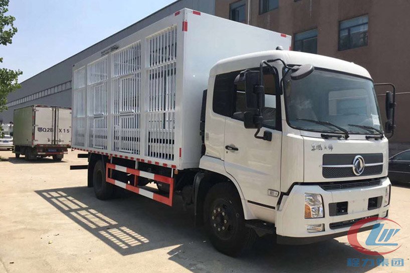東風(fēng)天錦6米8運(yùn)豬車、畜禽運(yùn)輸車側(cè)面圖