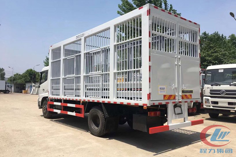 東風(fēng)天錦6米8運(yùn)豬車、畜禽運(yùn)輸車側(cè)面圖